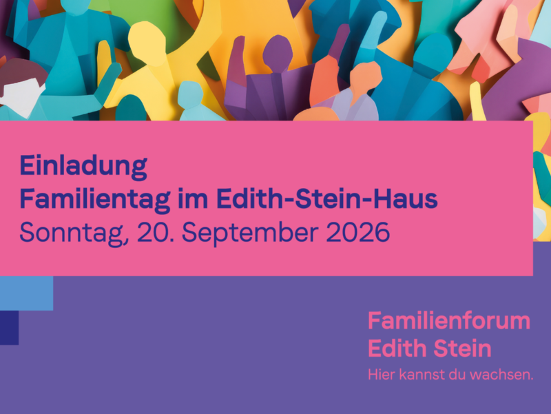 Einladungskarte zum Familientag mit einem bunten Bild von vielen, ausgeschnitteten Papierfiguren