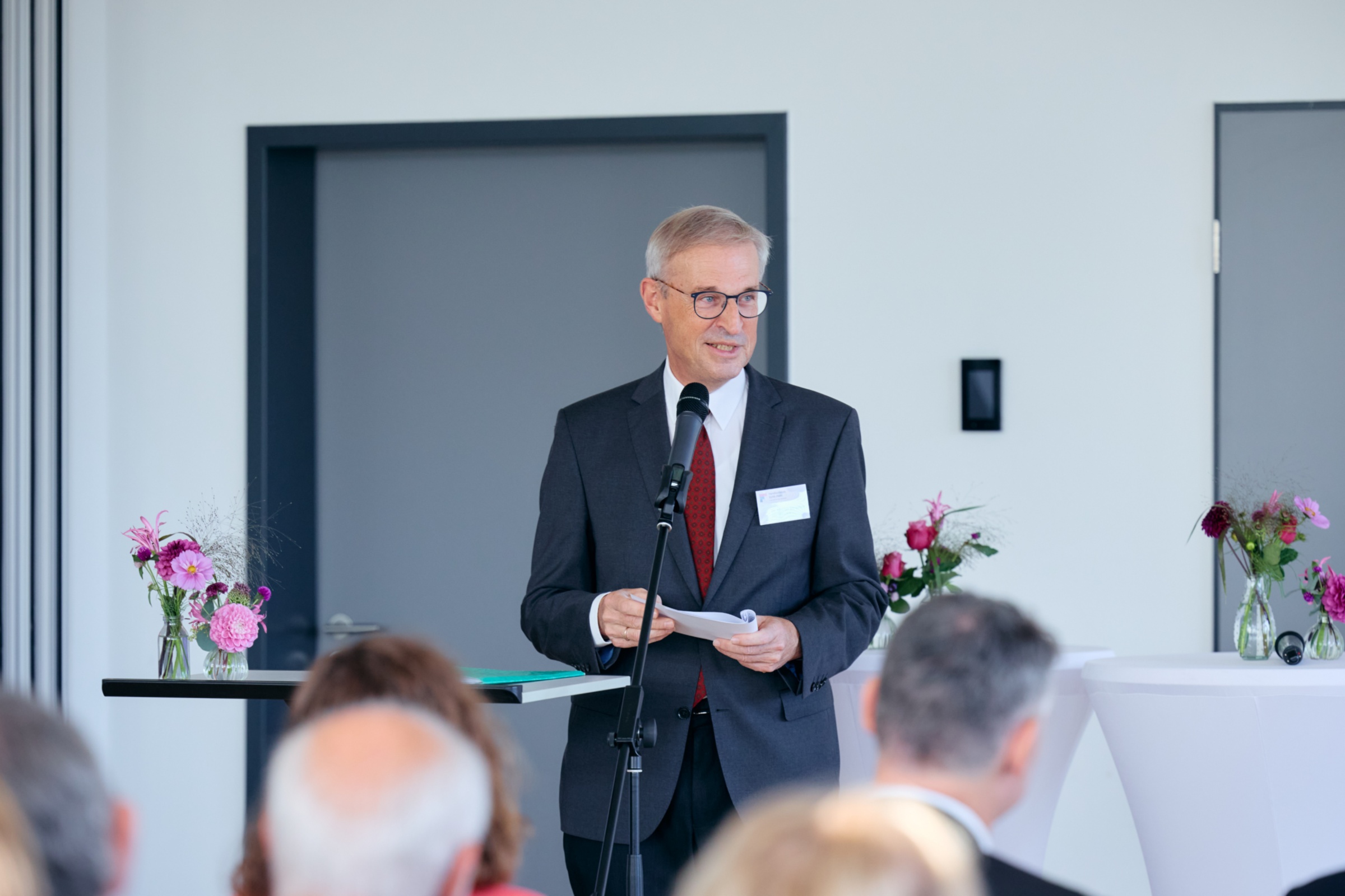 Dr. Martin Straaten, Vorsitzender des Trägervereins des Familienforums, der Katholischen Arbeitsgemeinschaft für Weiterbildung Neuss e.V. (K.A.G), eröffnet die Jubiläumsfeier im Forum des Edith-Stein-Hauses.